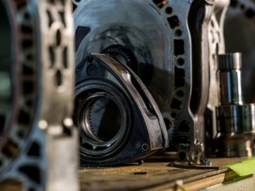 Een Mazda rotatiemotor is vijftig jaar geleden op een tafel in een fabriek geplaatst.