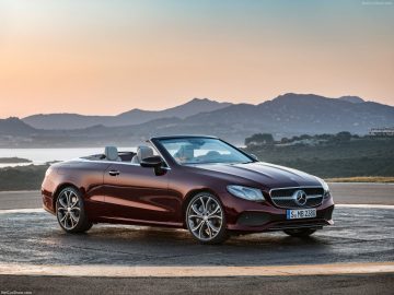 De Mercedes-Benz E-klasse Cabriolet uit 2019 bij zonsondergang.
