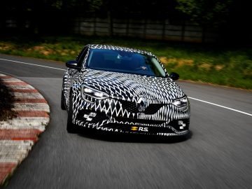 De Renault Mégane bespioneerde het rijden op een bochtige weg met vierwielbesturing.
