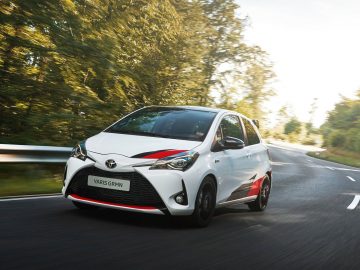 De Toyota Yaris GRMN rijdt over de weg.