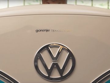 Een VW T1 koelkast in een woonkamer.