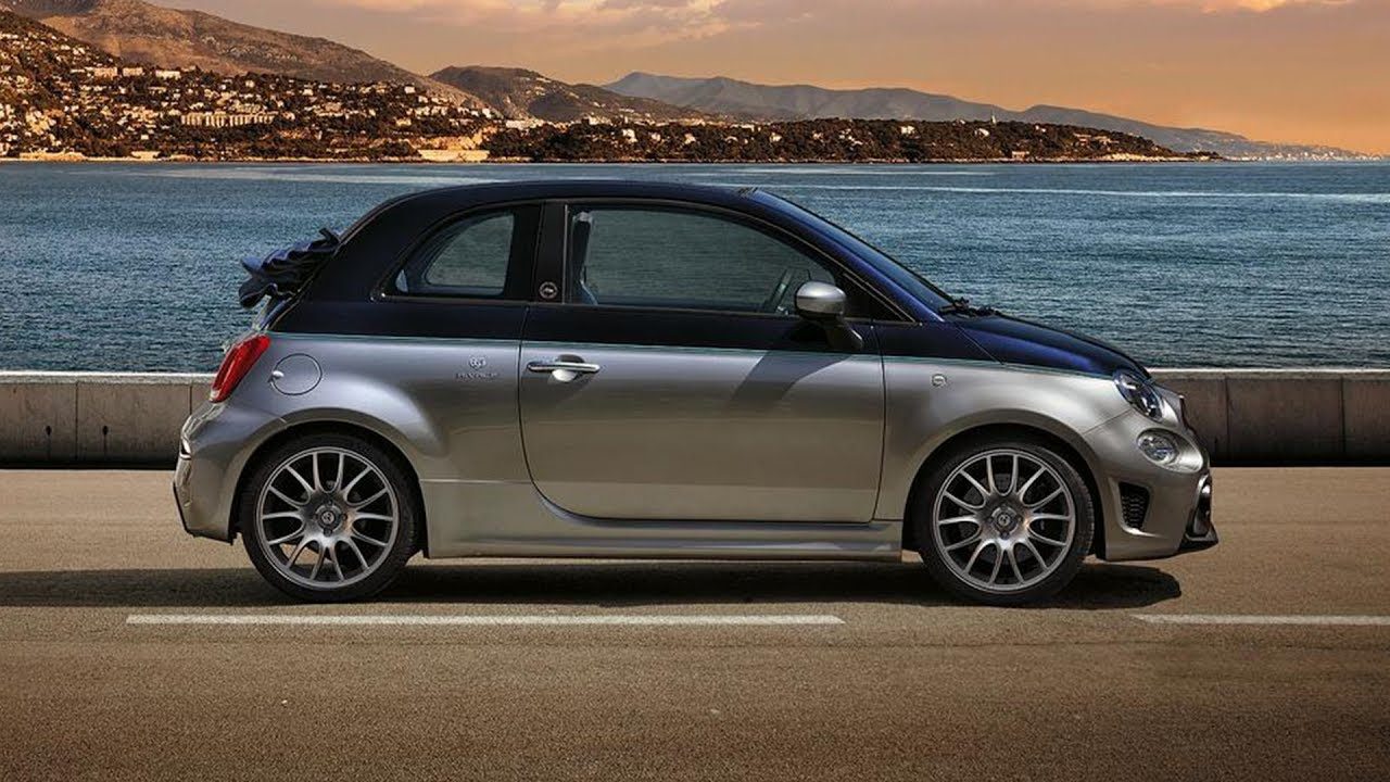 Een auto geparkeerd aan de kant van de AutoRAI.