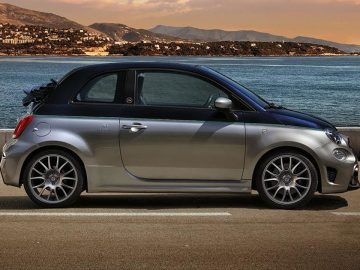 Een auto geparkeerd aan de kant van de AutoRAI.