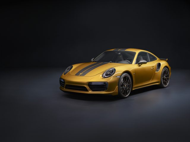 Op een donkere achtergrond is een snelle Porsche 911 Turbo S afgebeeld.