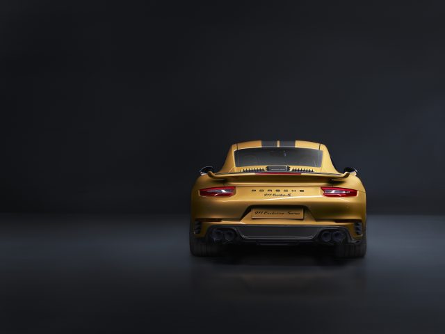 De achterkant van een gele Porsche 911 Turbo S.