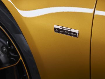 Een close-up van een gele Porsche 911 Turbo S.