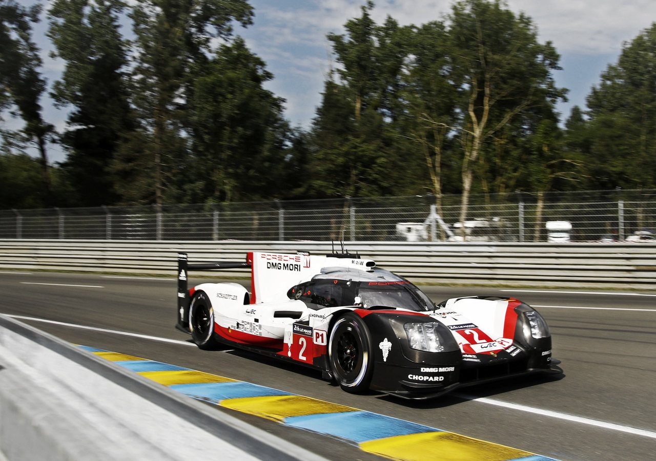 Een Porsche 24 uur van Le Mans racewagen op een racecircuit.