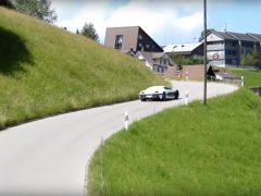 Een auto, bestuurd door Richard Hammond, rijdt een heuvel af op een heuvel.