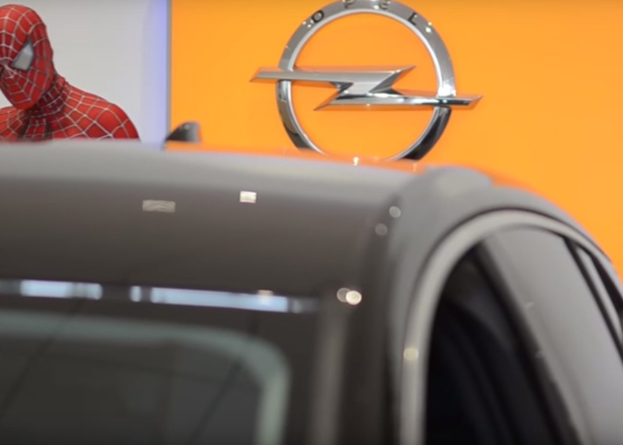 Een close-up van een auto op YouTube.