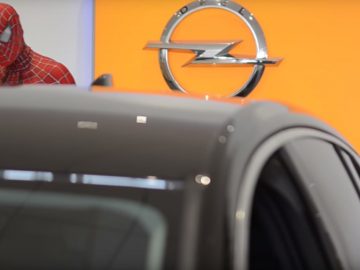 Een close-up van een auto op YouTube.