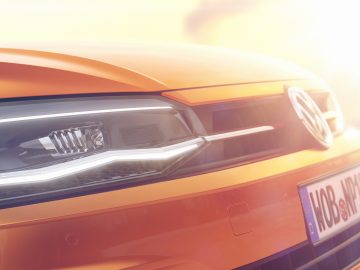 De koplamp van een oranje Volkswagen Polo SUV in Nederland.