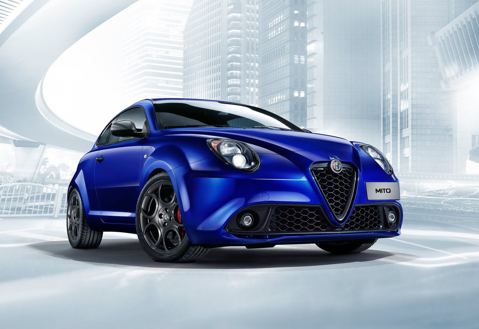 Een blauwe Alfa Romeo Mito is opgesteld voor een stad.