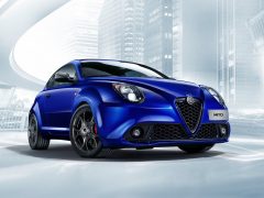 Een blauwe Alfa Romeo Mito is opgesteld voor een stad.