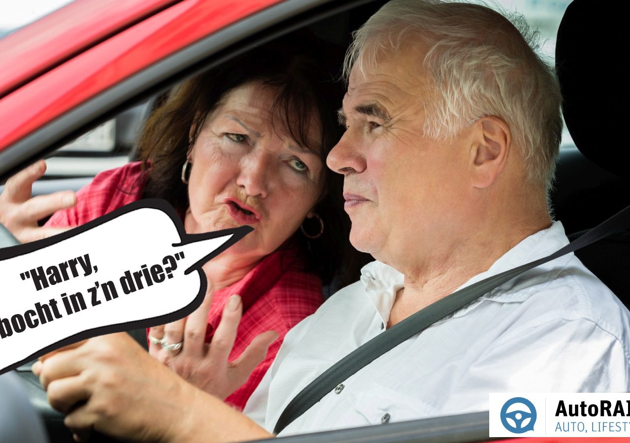 Bejaard echtpaar in auto waarbij de vrouw irritantste opmerkingen bijrijder lijkt te geven aan de mannelijke bestuurder.