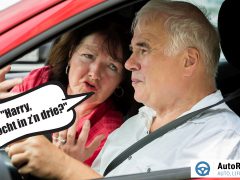 Bejaard echtpaar in auto waarbij de vrouw irritantste opmerkingen bijrijder lijkt te geven aan de mannelijke bestuurder.
