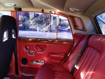 Een roodleren stoel in een Rolls-Royce.