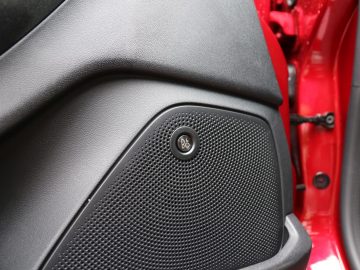 Een close-up van een luidspreker in een Ford Fiesta ST-Line.