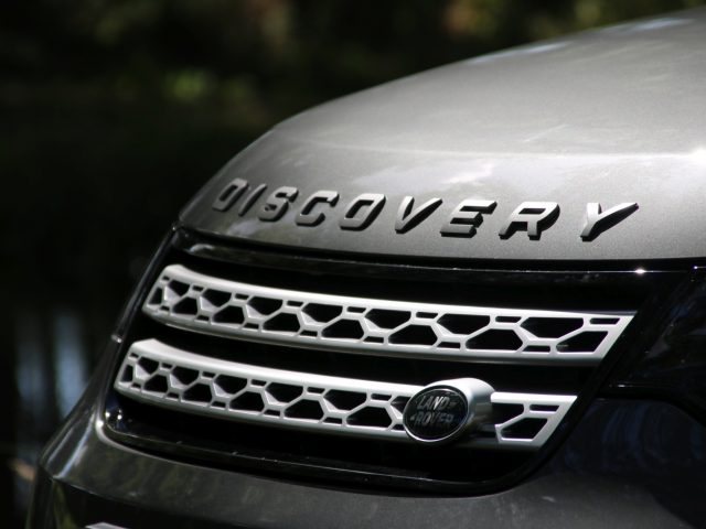 De motorkap van een Land Rover Discovery.