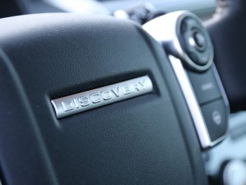 Een close-up van het stuur van een Land Rover Discovery.