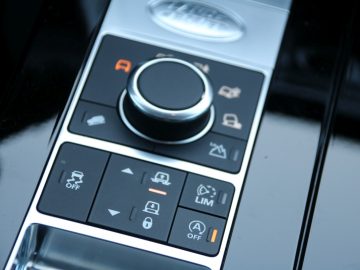 Een close-up van een knop op een Land Rover Discovery.