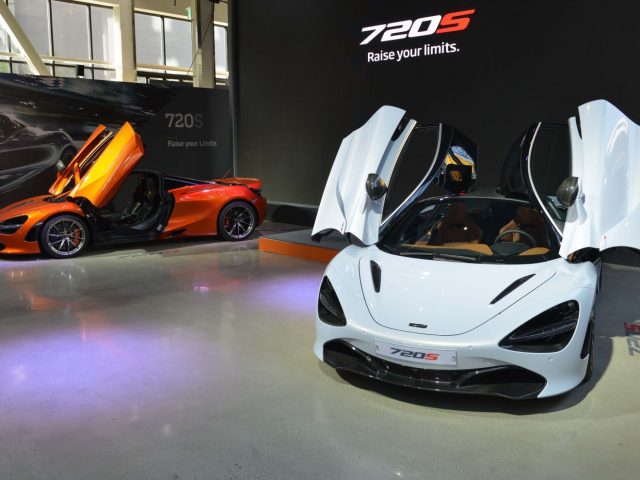 In een showroom staat de McLaren 720s, een model van een van de prestigieuze Britse sportwagenmerken.