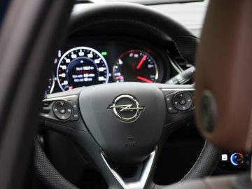 Het dashboard en het stuur van een Opel Insignia Grand Sport 1.5 Turbo.