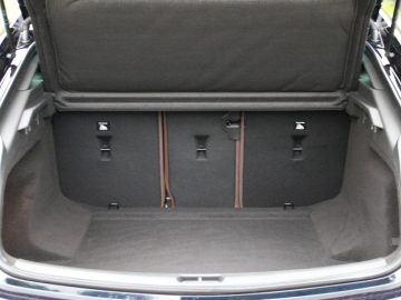 De kofferbak van een Opel Insignia Grand Sport 1.5 Turbo met de kofferbak open.