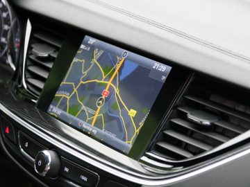 Een Opel Insignia Grand Sport 1.5 Turbo met GPS in het dashboard.