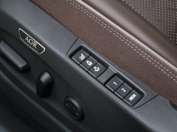 Het interieur van een Opel Insignia Grand Sport 1.5 Turbo met knoppen op het dashboard.