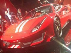 Een rode Ferrari 458 Speciale sportwagen is te zien op een evenement.