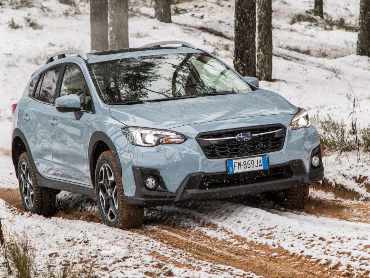 De Subaru XV 2019 rijdt over een besneeuwde weg.