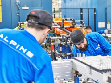 Twee mannen werken aan de nieuwe A110 in een Alpine-fabriek.