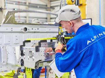 In een fabriek werkt een man aan de nieuwe Alpine A110.