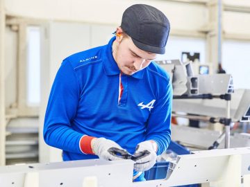Een man werkt in een fabriek aan het nieuwe stuk metaal A110.