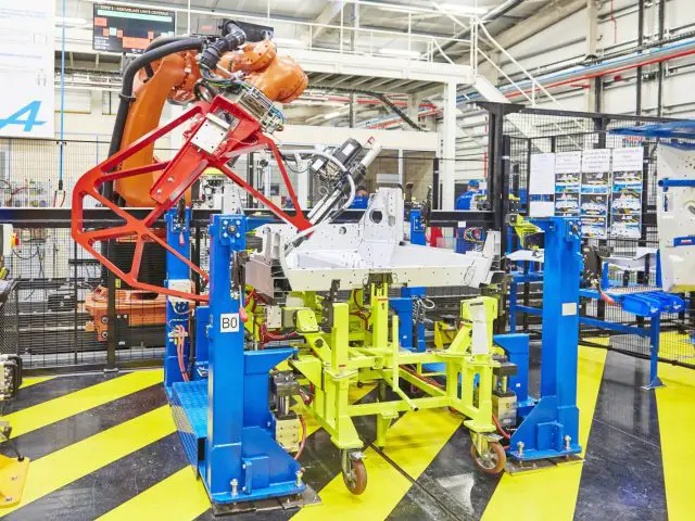 Een lopende band in een fabriek met een robotreportage.