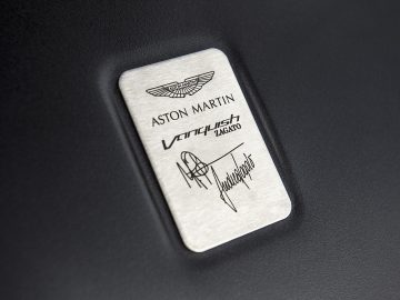 Een Aston Martin Vanquish Zagato-badge op een zwarte auto.