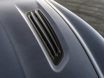 Een close-up van de motorkap van een Aston Martin Vanquish-auto.