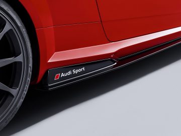 Audi RS4 sportzijskirts van koolstofvezelrijk materiaal.