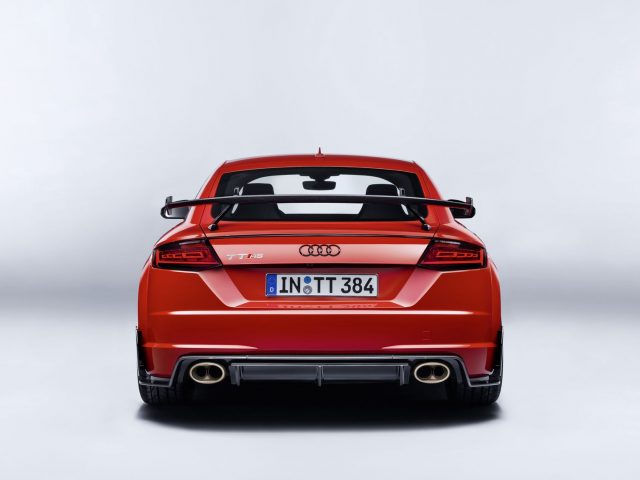 De achterkant van een rode Audi RS3 met een koolstofvezelrijk dieet.