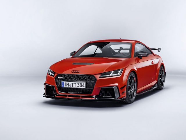 De nieuwe Audi TT RS coupé, koolstofvezelrijk, wordt getoond in een studio.