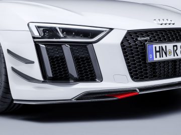 De voorkant van een Audi R8-sportwagen toont een Koolstofvezelrijk-design.