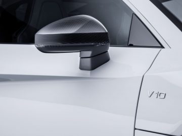 De achteruitkijkspiegel van een witte Audi R8.