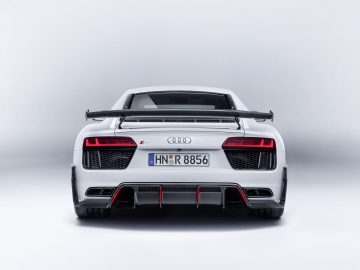Het achteraanzicht van een Audi R8 met een koolstofvezelrijk dieet.