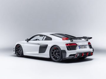 De Audi R8 GT3, koolstofvezelrijk, is afgebeeld op een witte achtergrond.