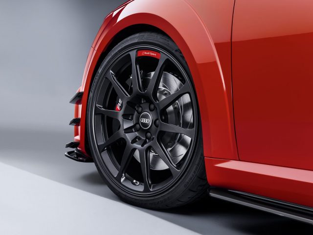 Een close-up van een rood Audi TT RS-wiel.