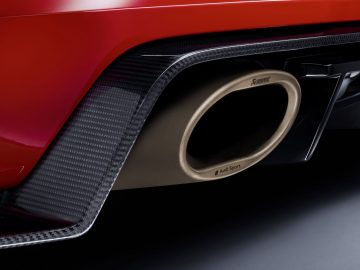 Een close-up van de uitlaatpijp van een Audi R8-sportwagen.