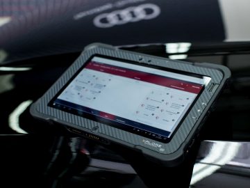 Een kwaliteitscontrole Audi tablet op het dashboard van een auto.