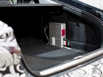In de kofferbak van een Audi auto zit een apparaatje, onder voorbehoud van kwaliteitscontrole.