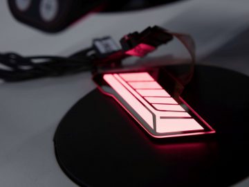 Een gamingmuis met een rood lampje erop, voorzien van kwaliteitscontrole.