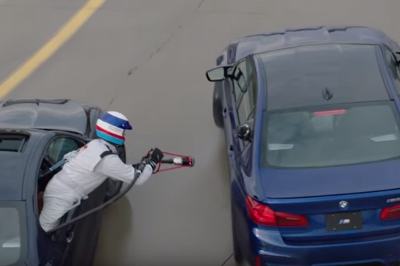 BMW tanken tijdens driften